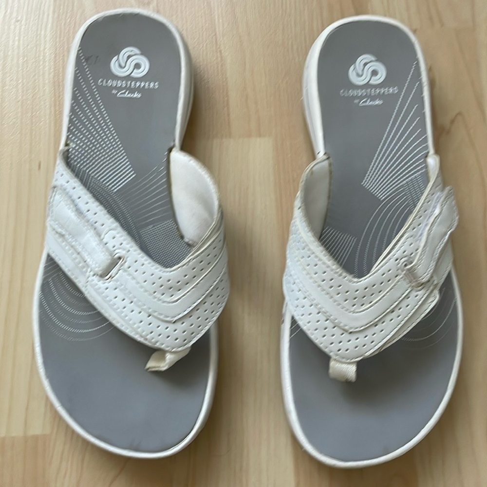 Clark’s Cloudsteppers white sandals, size 6